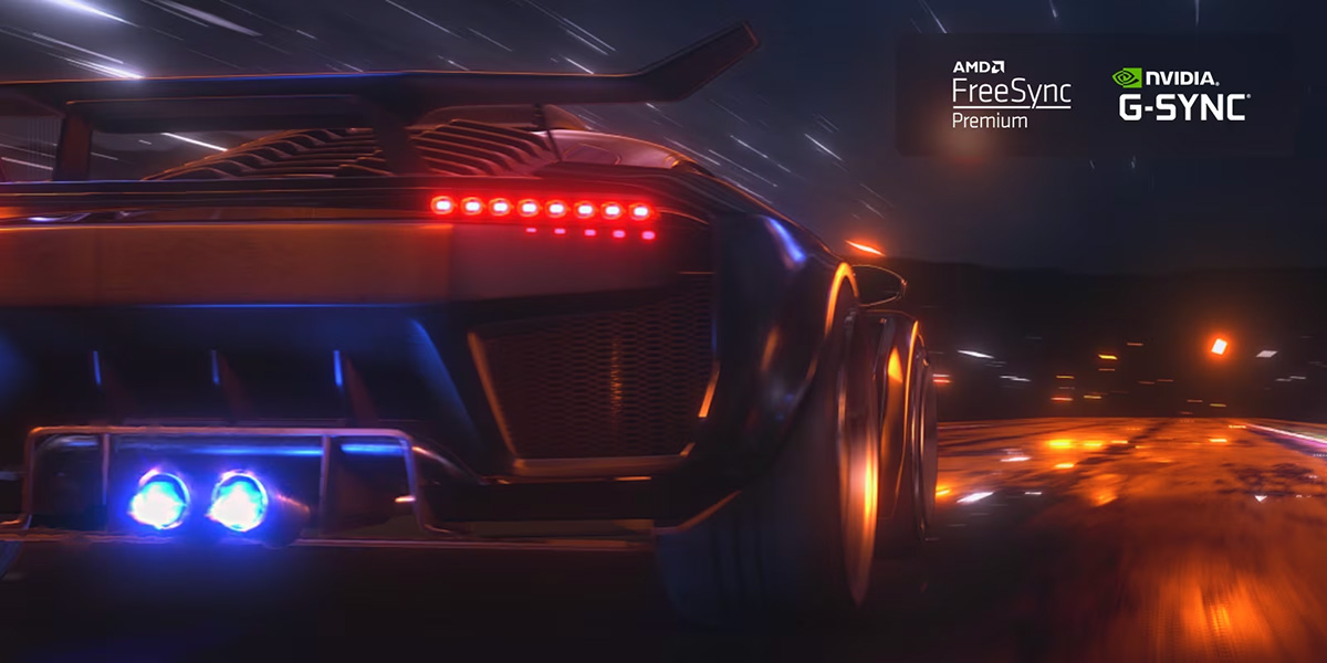 Μια θολή σκηνή ενός αυτοκινήτου που κινείται γρήγορα σε ένα παιχνίδι αγώνων αυτοκινήτων. Η σκηνή βελτιώνεται με ομαλή και καθαρή δράση. Το λογότυπο FreeSync Premium Pro και το λογότυπο NVIDIA G-SYNC βρίσκονται στην επάνω δεξιά γωνία.